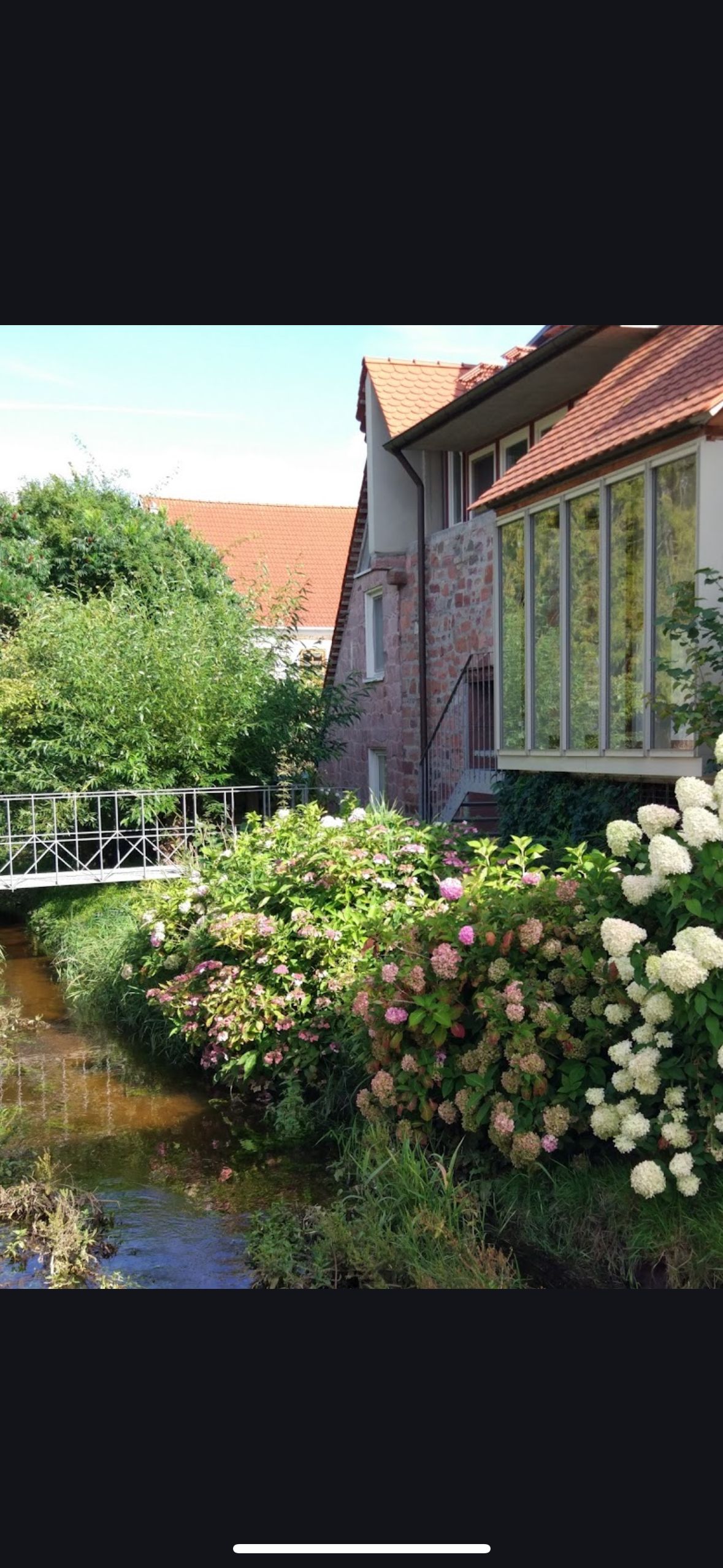 High-End Furnished Loft With Gallery, Private Garden & Carport - 8