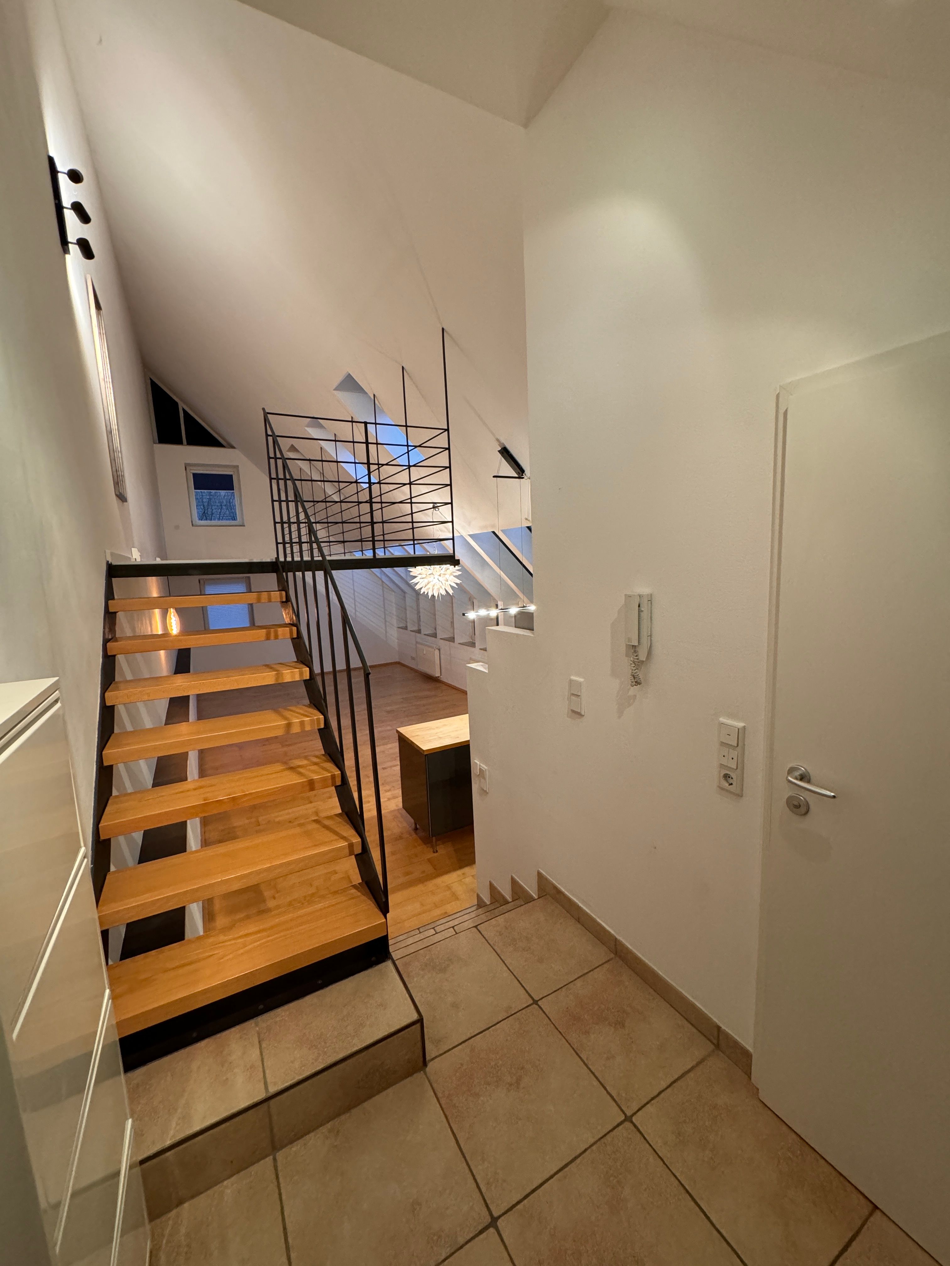 High-End Furnished Loft With Gallery, Private Garden & Carport - 18