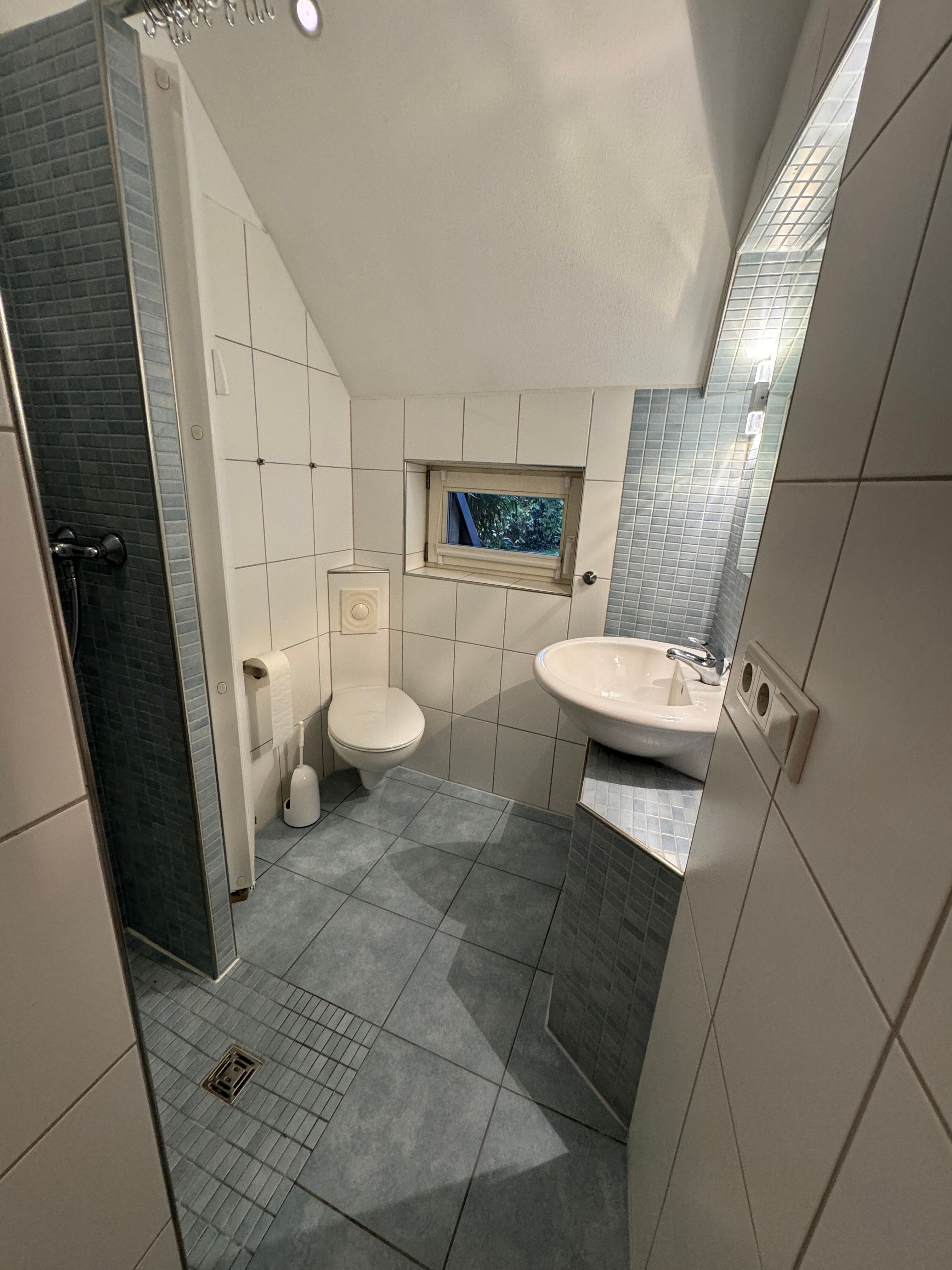 High-End Furnished Loft With Gallery, Private Garden & Carport - 12