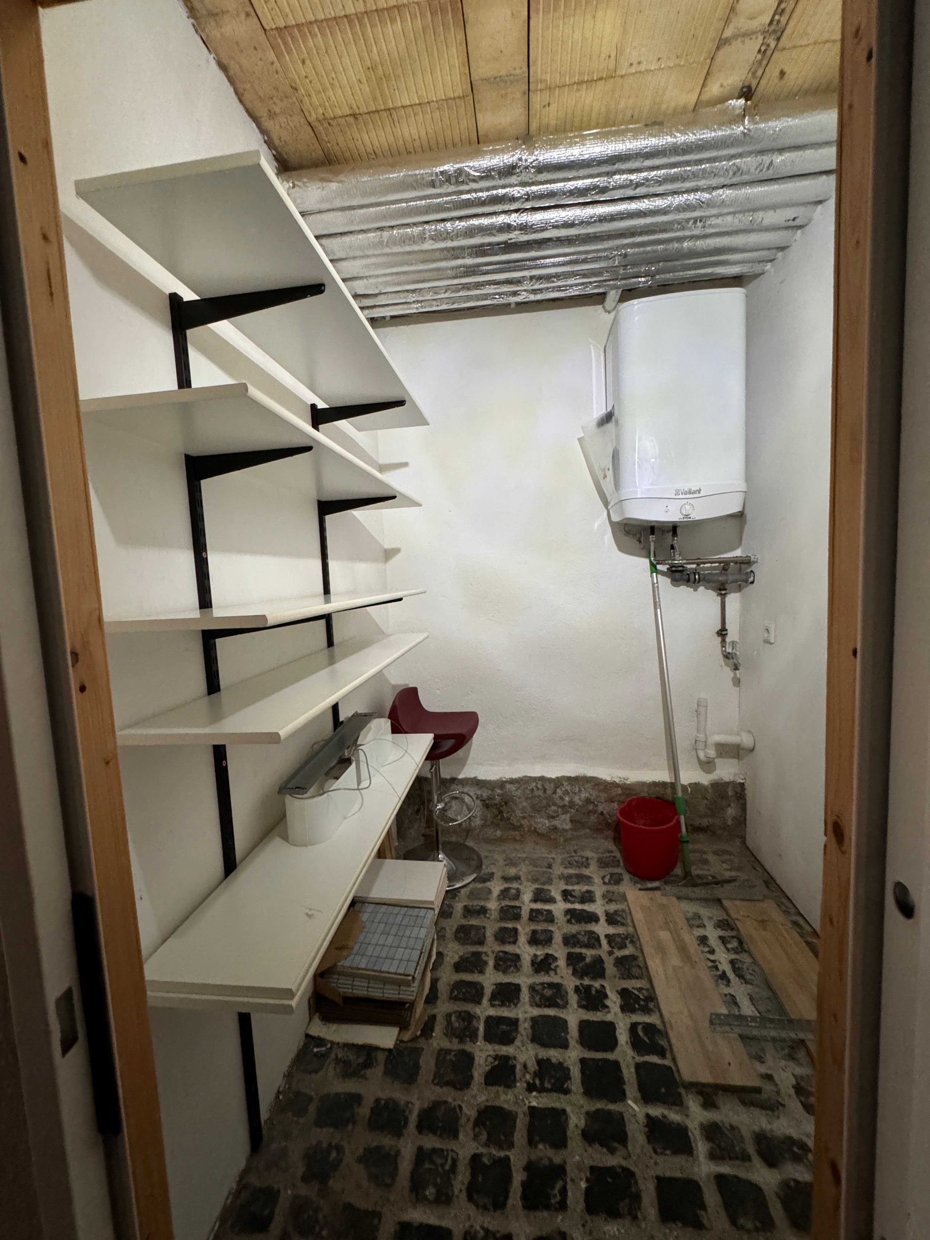 High-End Furnished Loft With Gallery, Private Garden & Carport - 11
