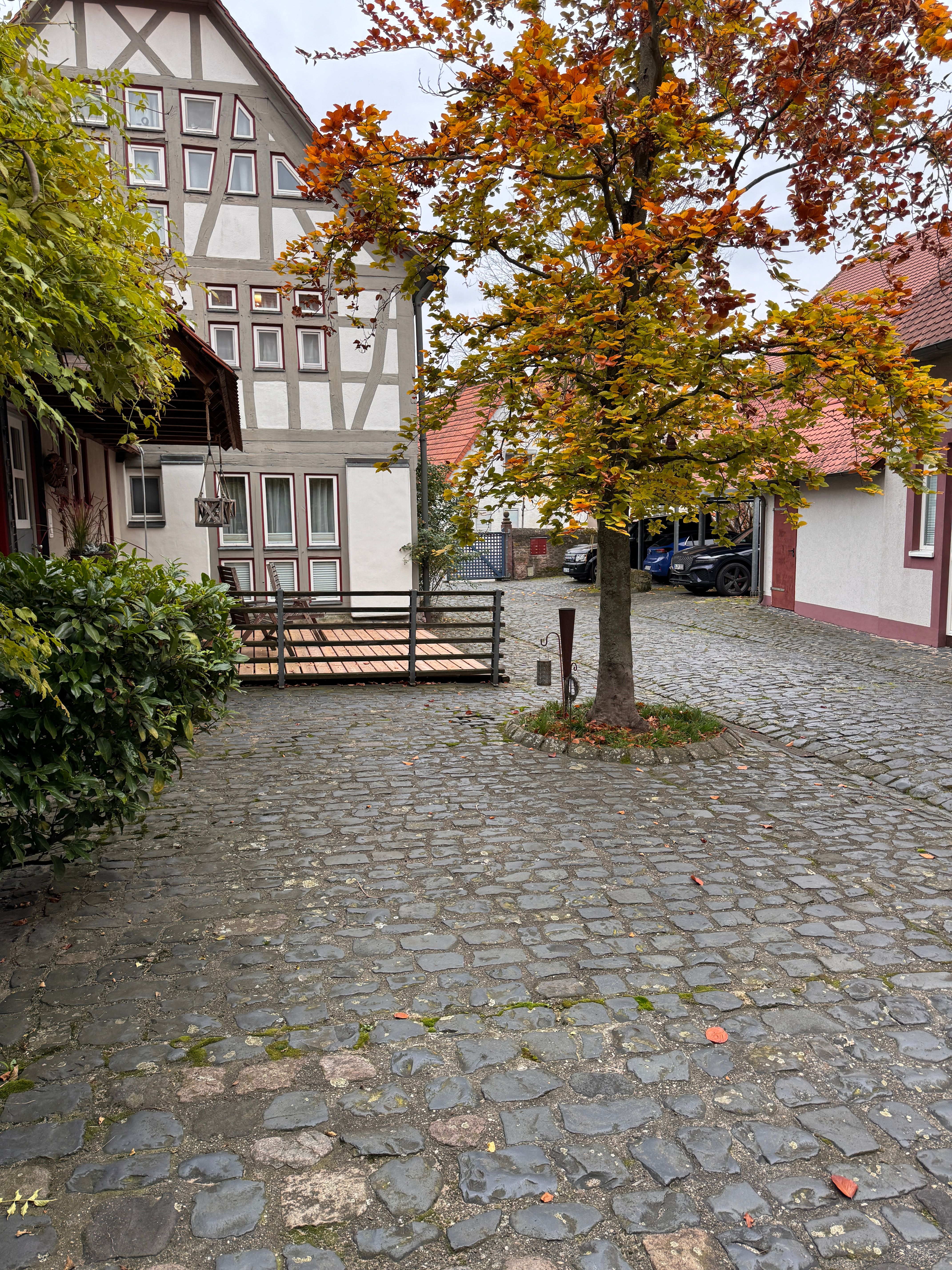 High-End Furnished Loft With Gallery, Private Garden & Carport - 5