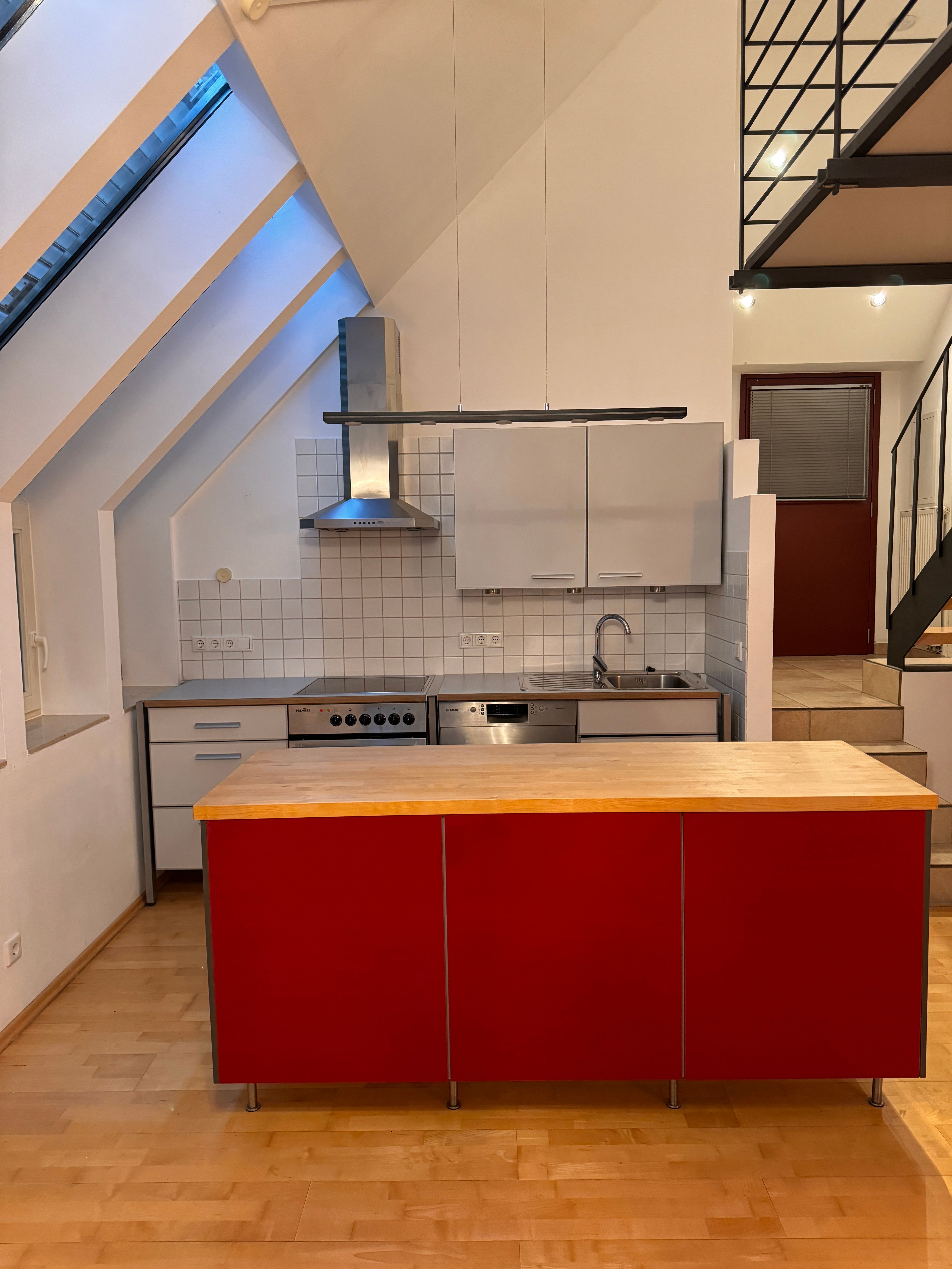 High-End Furnished Loft With Gallery, Private Garden & Carport - 22