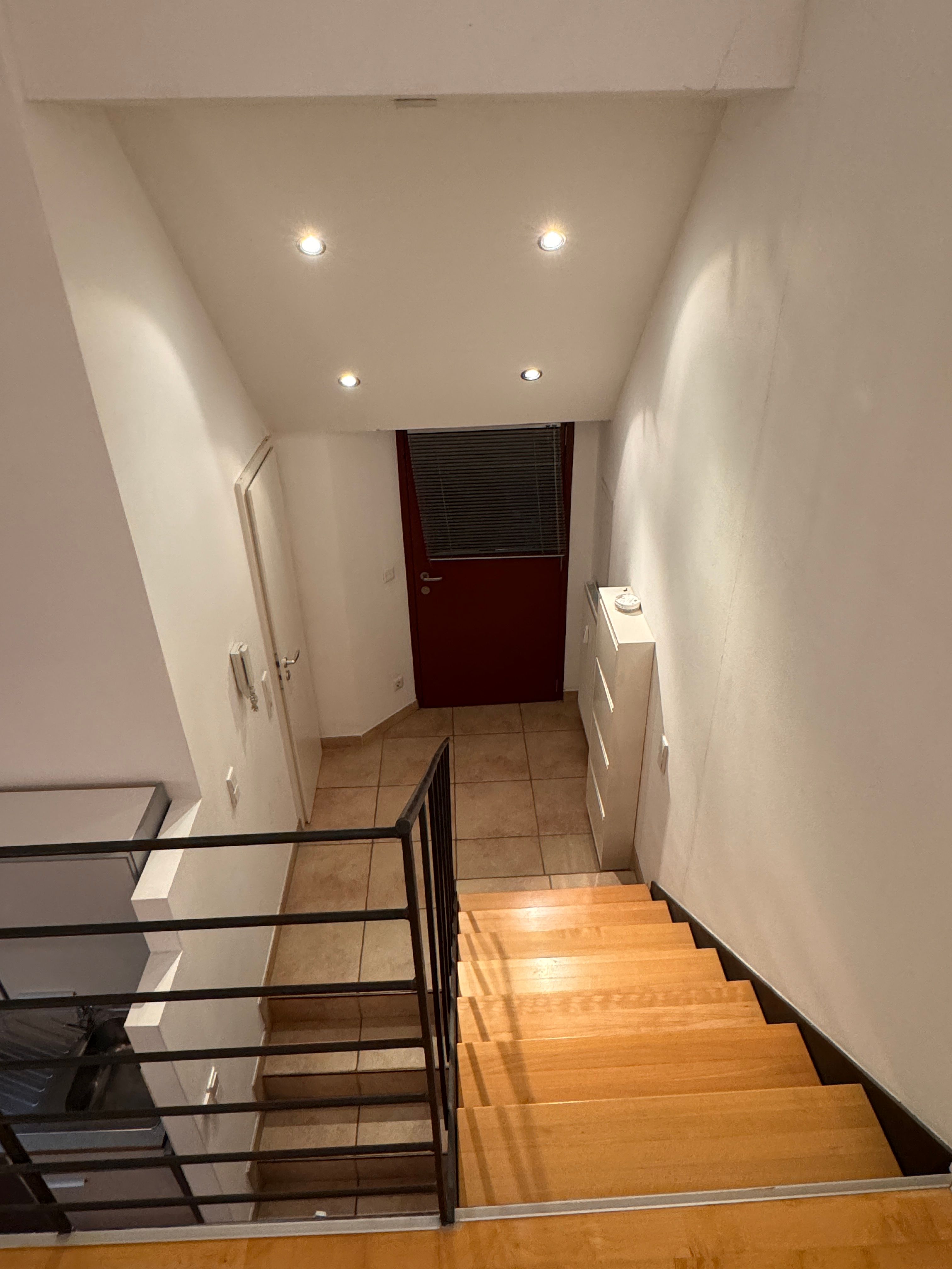 High-End Furnished Loft With Gallery, Private Garden & Carport - 16