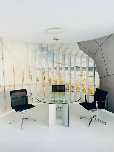 Sunny, centrally located, fully furnished apartment