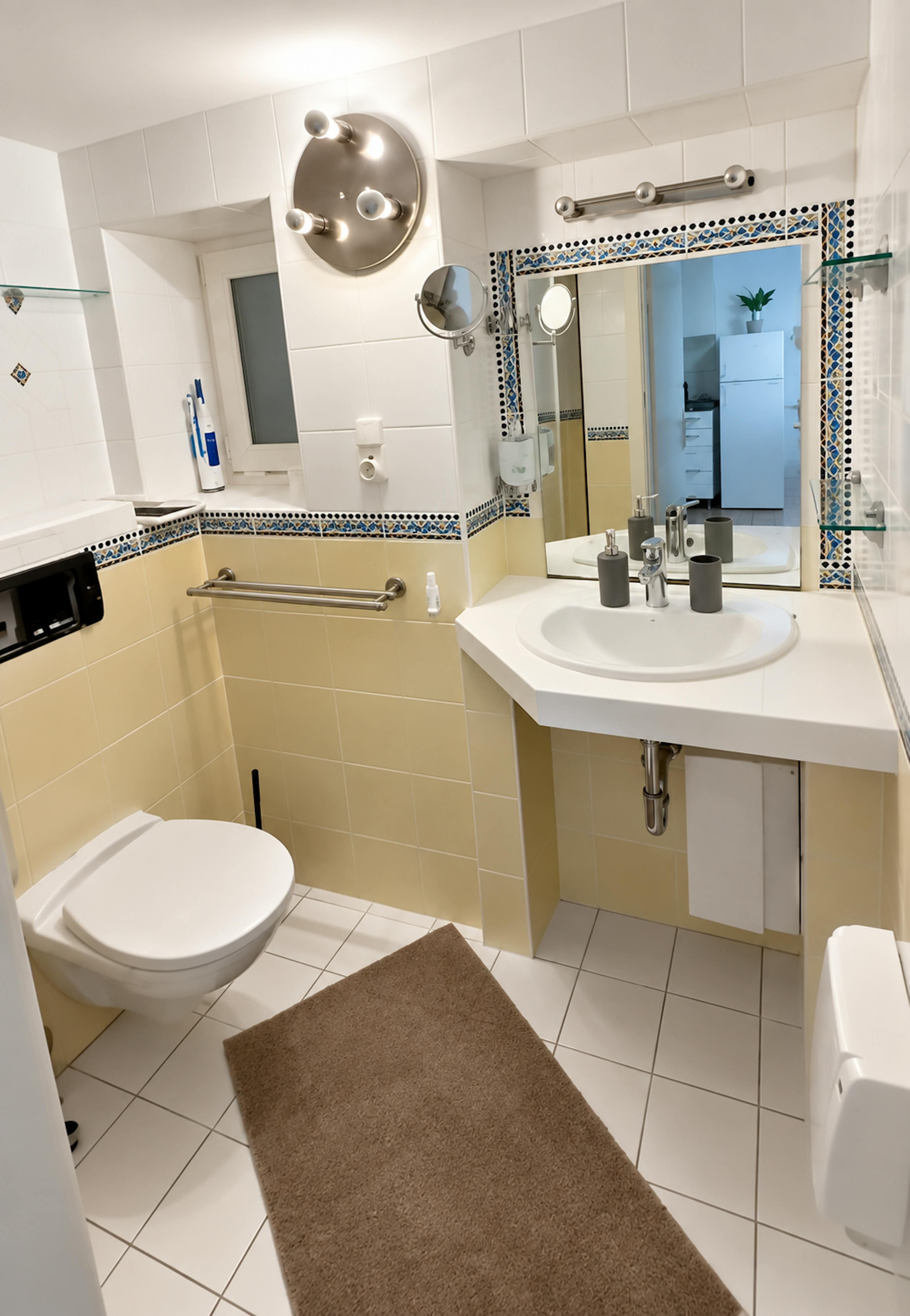 Spacious 5-Bedroom Apartment In Central Frankfurt | Zeil - 1