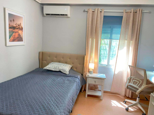 Room in Avenida Economista Germán Bernácer, Alicante for 86 m² with 3 bedrooms