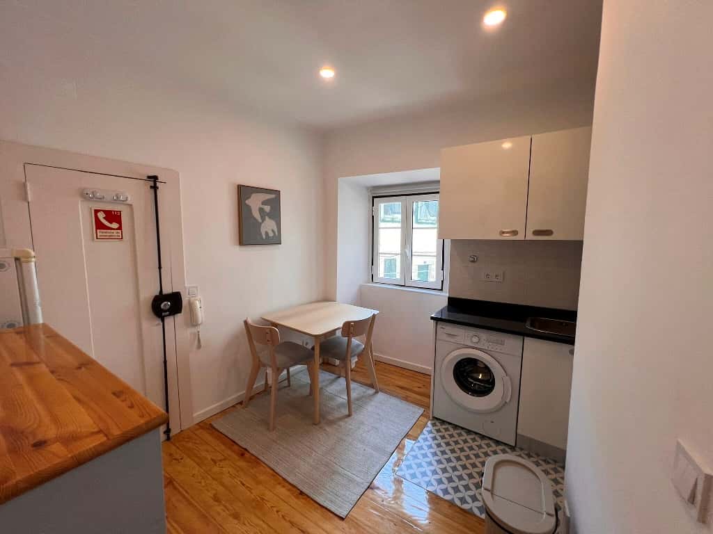 Apartment In Beco Das Cruzes, Lisboa For 22 M² - 1