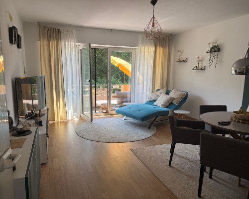 Cologne by day, nature by night – fully furnished 2.5-room apartment with balcony and underground parking