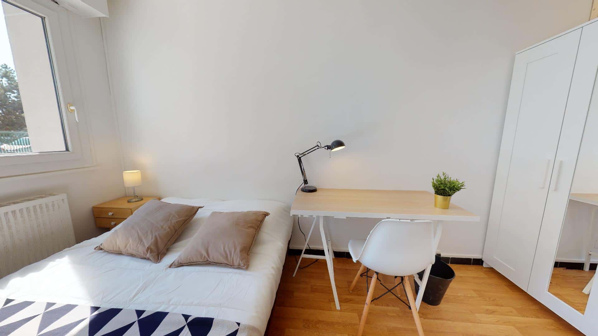 Room In Rue Lamothe, Lyon For 82 M² With 5 Bedrooms - 1