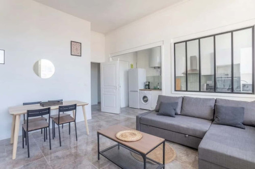 Room in Rue Bugeaud, Marseille for 90 m² with 4 bedrooms