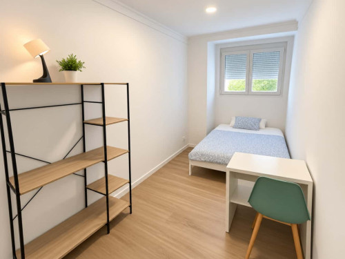 Bedroom in a 4-bedroom apartment in Rua Francisco Rodrigues Lobo, Lisbon - Room 2