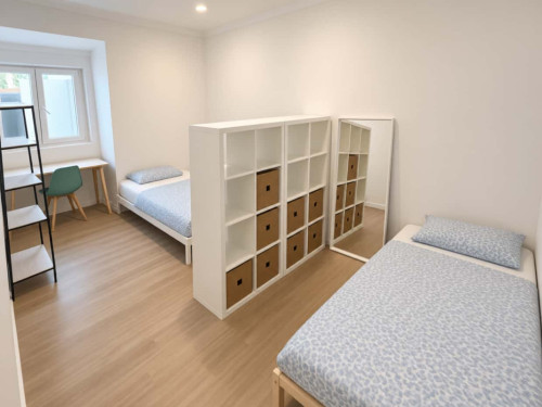 Bedroom in a 4-bedroom apartment in Rua Francisco Rodrigues Lobo, Lisbon - Room 4 - Gallery - 2