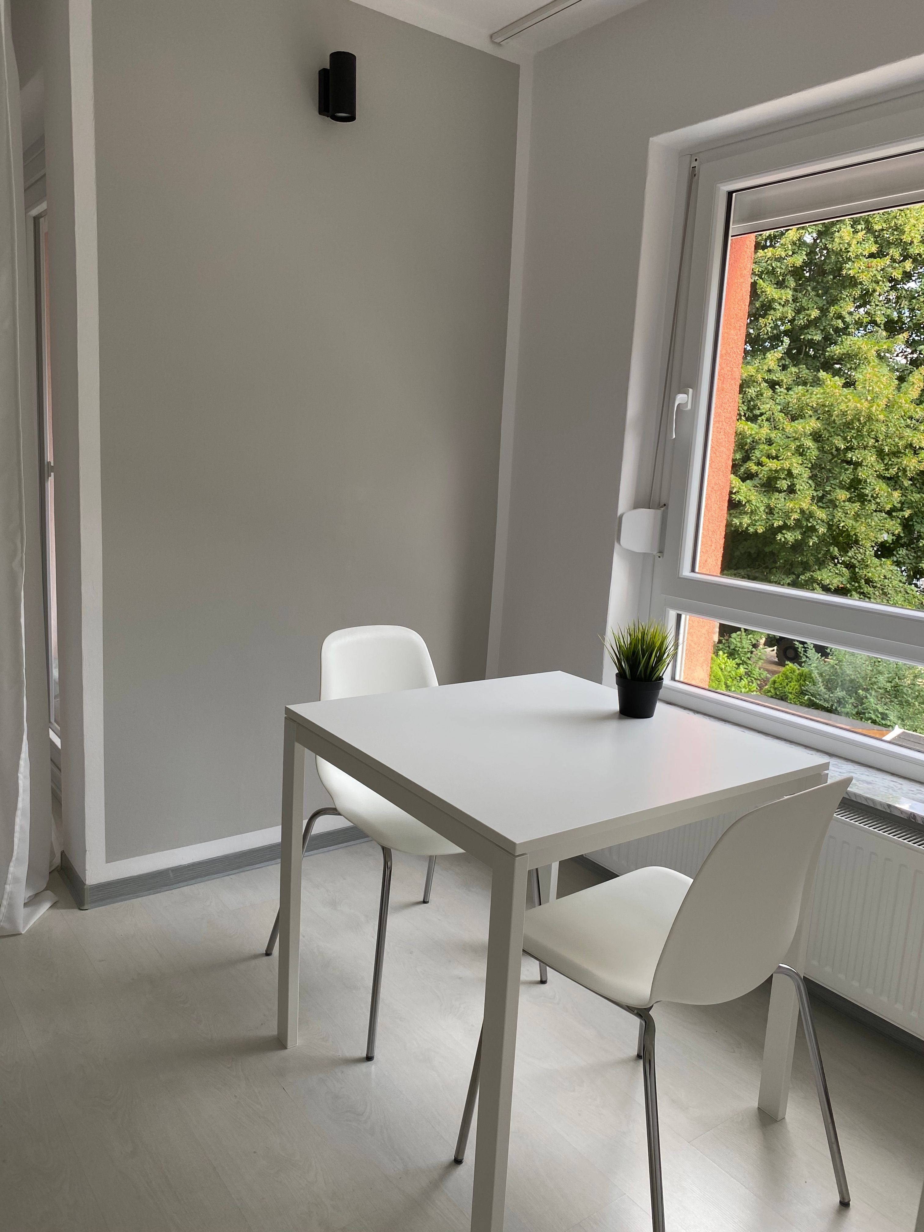 Modern, Fully Furnished 2.5 Room Apartment With Balcony & Parking Space In Wolfsburg - 2