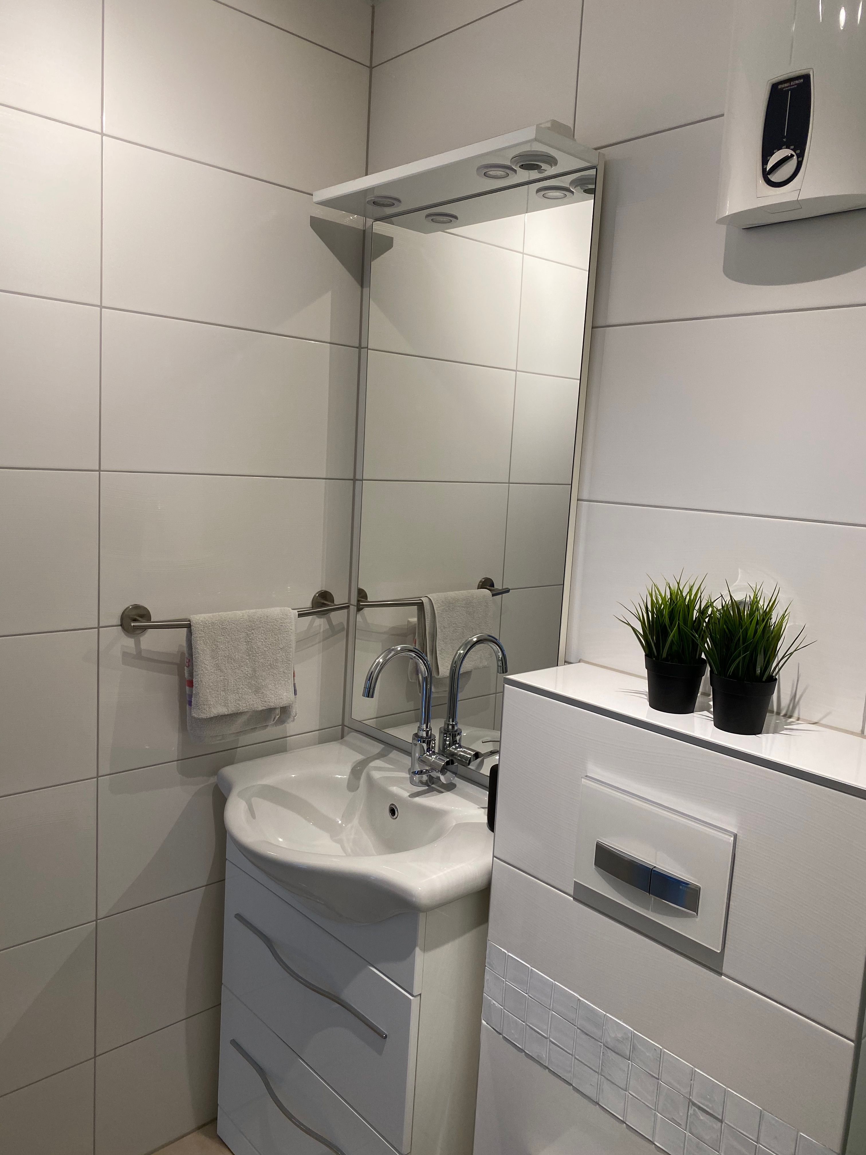Modern, Fully Furnished 2.5 Room Apartment With Balcony & Parking Space In Wolfsburg - 4