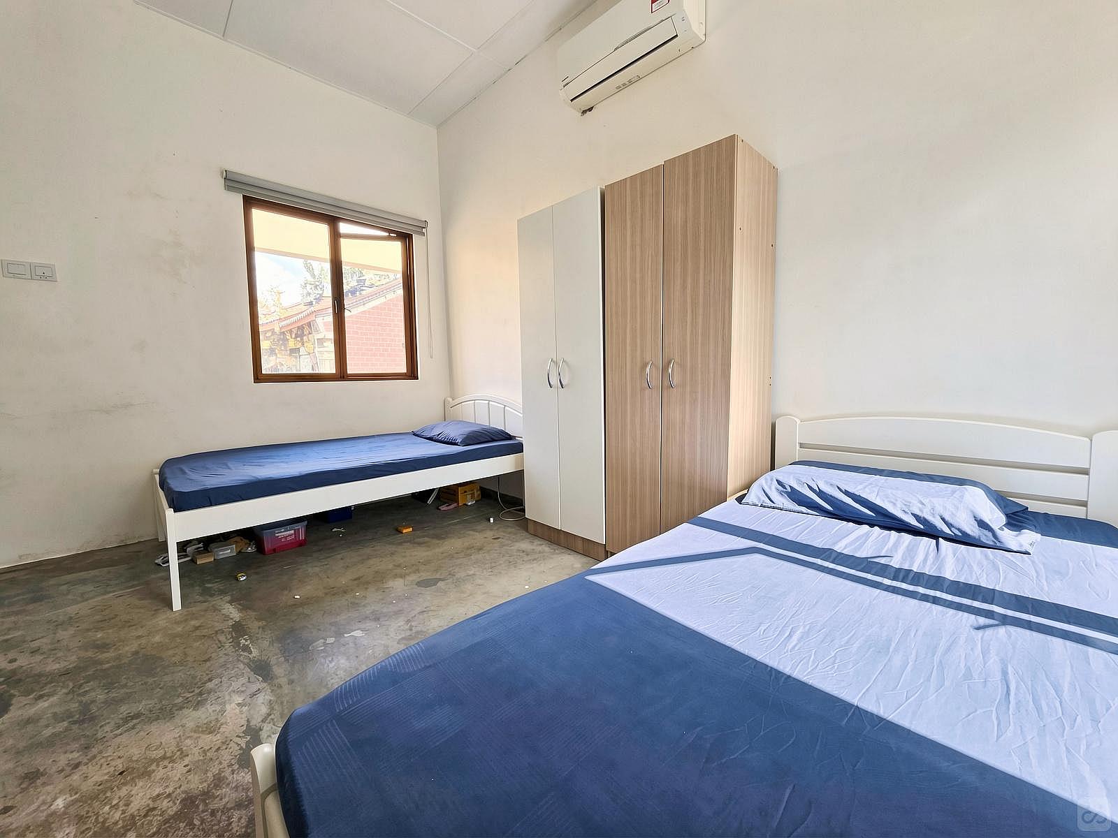 Room With 2 Single-Sized-Beds - 3