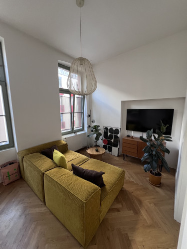 Stylish (Renovated) Period Apartment for Temporary Rent – 1 Min. to Train, Fully Furnished