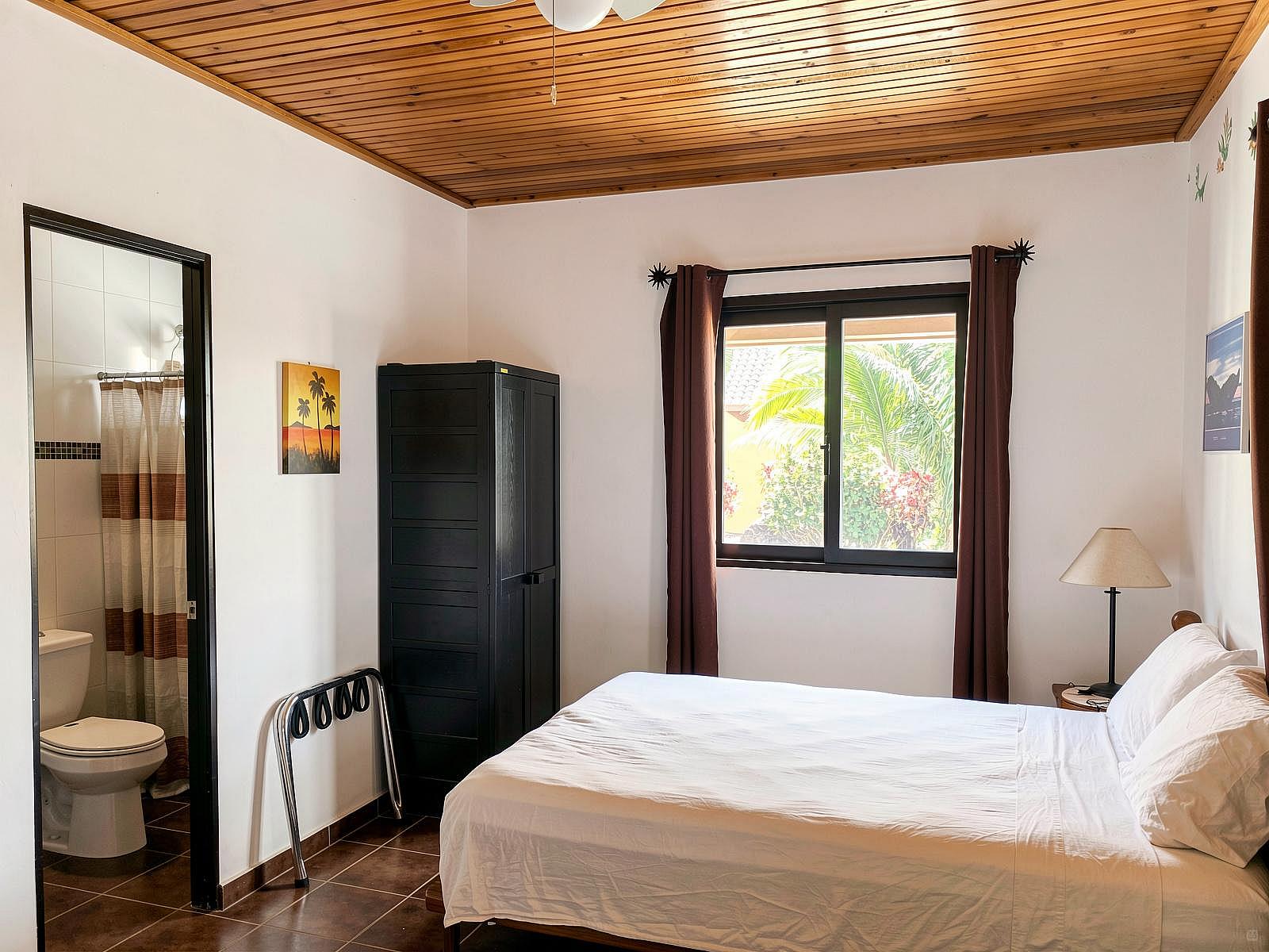 Downstairs - Shared W/ Ensuite - Traditional Country House w/ Coworking - Gallery - 42