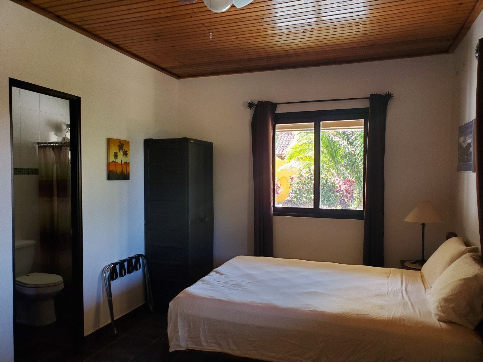 Downstairs - Shared W/ Ensuite - Traditional Country House w/ Coworking - Gallery - 14