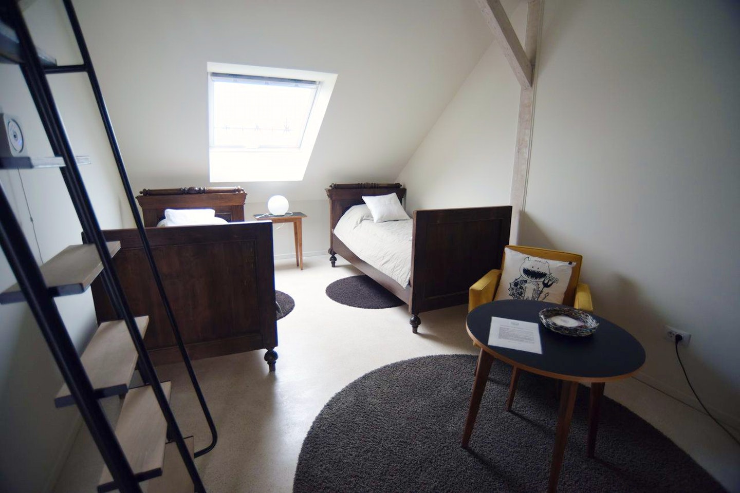 Bed In 2-Bed Comfort Room  -  Charming Modern Rural Complex w/ Coworking + Gym + Lounge Areas House  - Gallery -  12