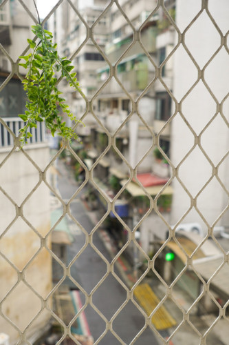 Comfortable Urban Apts w/ Workspace