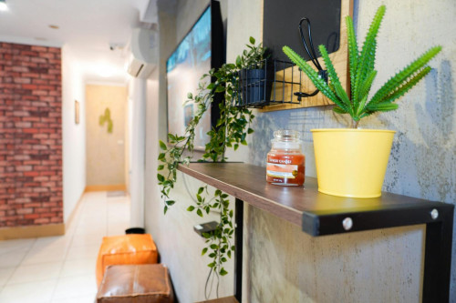 Comfortable Urban Apts w/ Workspace