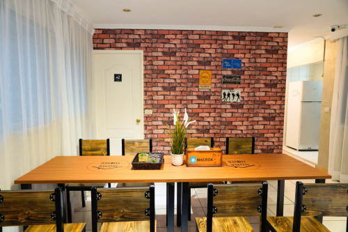 Comfortable Urban Apts w/ Workspace