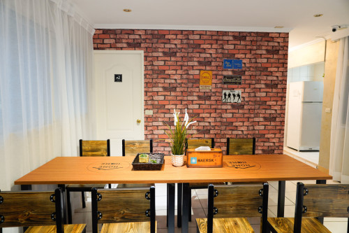 Comfortable Urban Apts w/ Workspace Home  - Gallery -  5