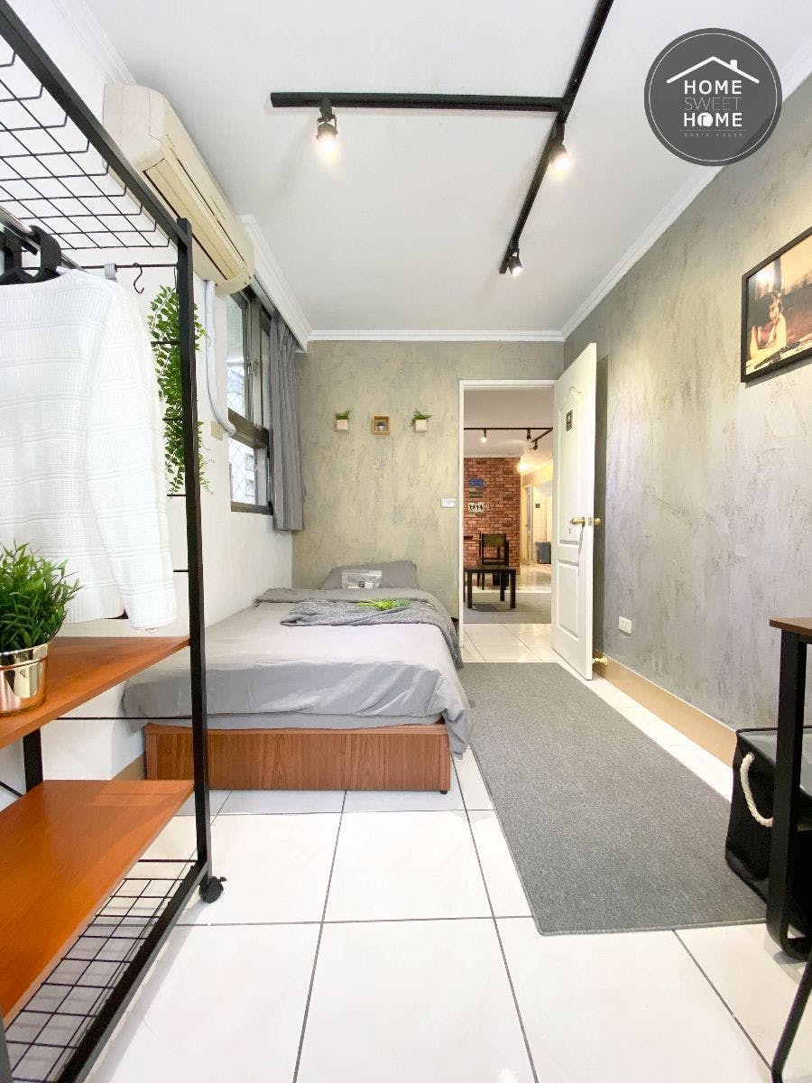 Private Room - Comfortable Urban Apts w/ Workspace Home - Gallery - 1