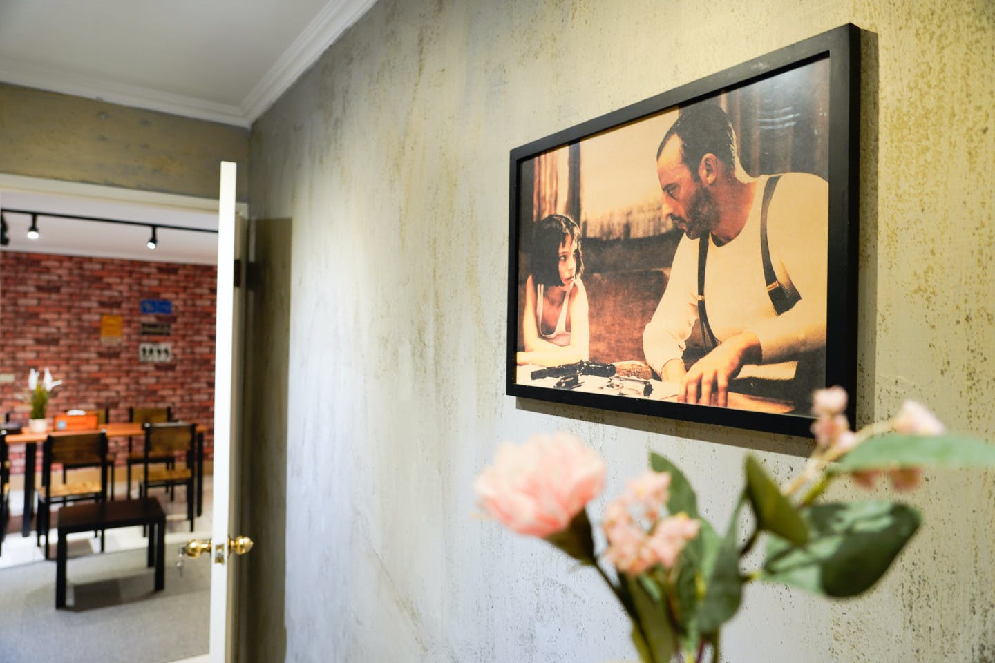Private Room - Comfortable Urban Apts w/ Workspace Home - Gallery - 4