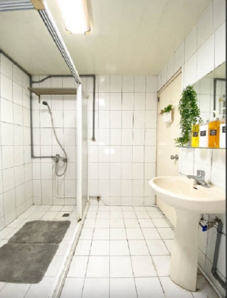 Bed In A 2-Bed Gender Separated Room - Comfortable Urban Apts w/ Workspace Home - Gallery - 20