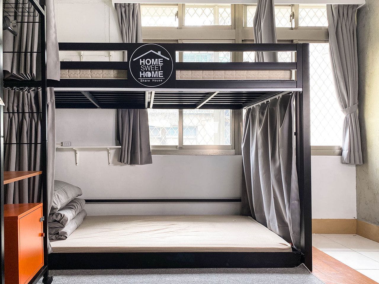 Bed In A 4-Bed Gender Separated Room - Comfortable Urban Apts w/ Workspace Home - Gallery - 12