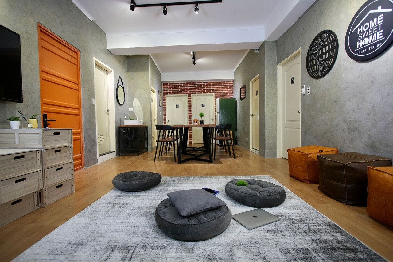 Plain Modern Styled Apt. w/ Workspace