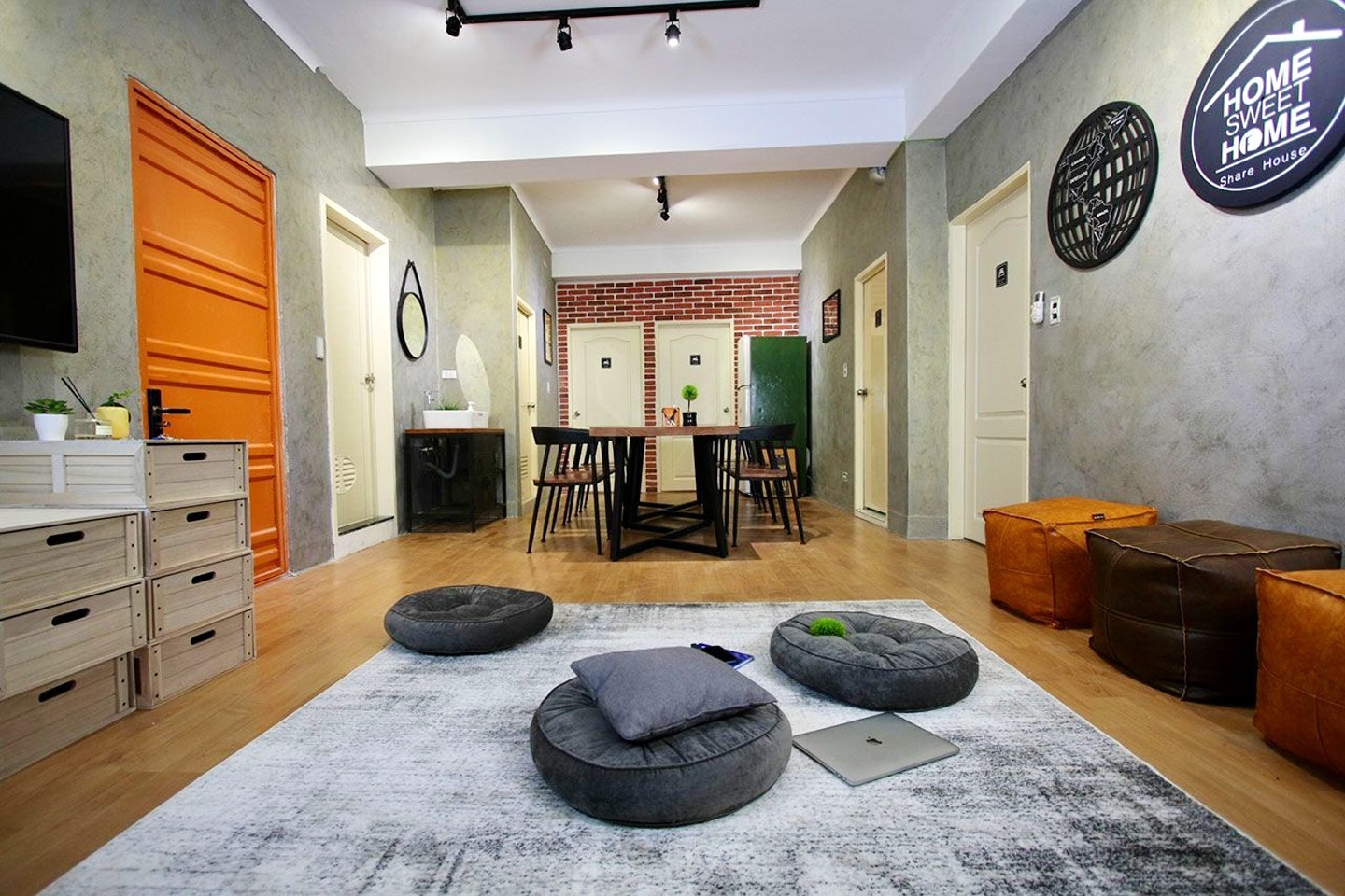 Plain Modern Styled Apt. w/ Workspace