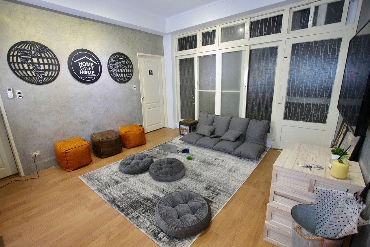 Plain Modern Styled Apt. w/ Workspace