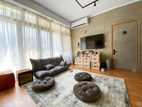 Plain Modern Styled Apt. w/ Workspace