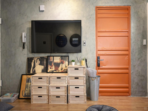 Plain Modern Styled Apt. w/ Workspace