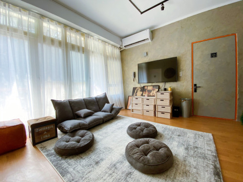 Plain Modern Styled Apt. w/ Workspace