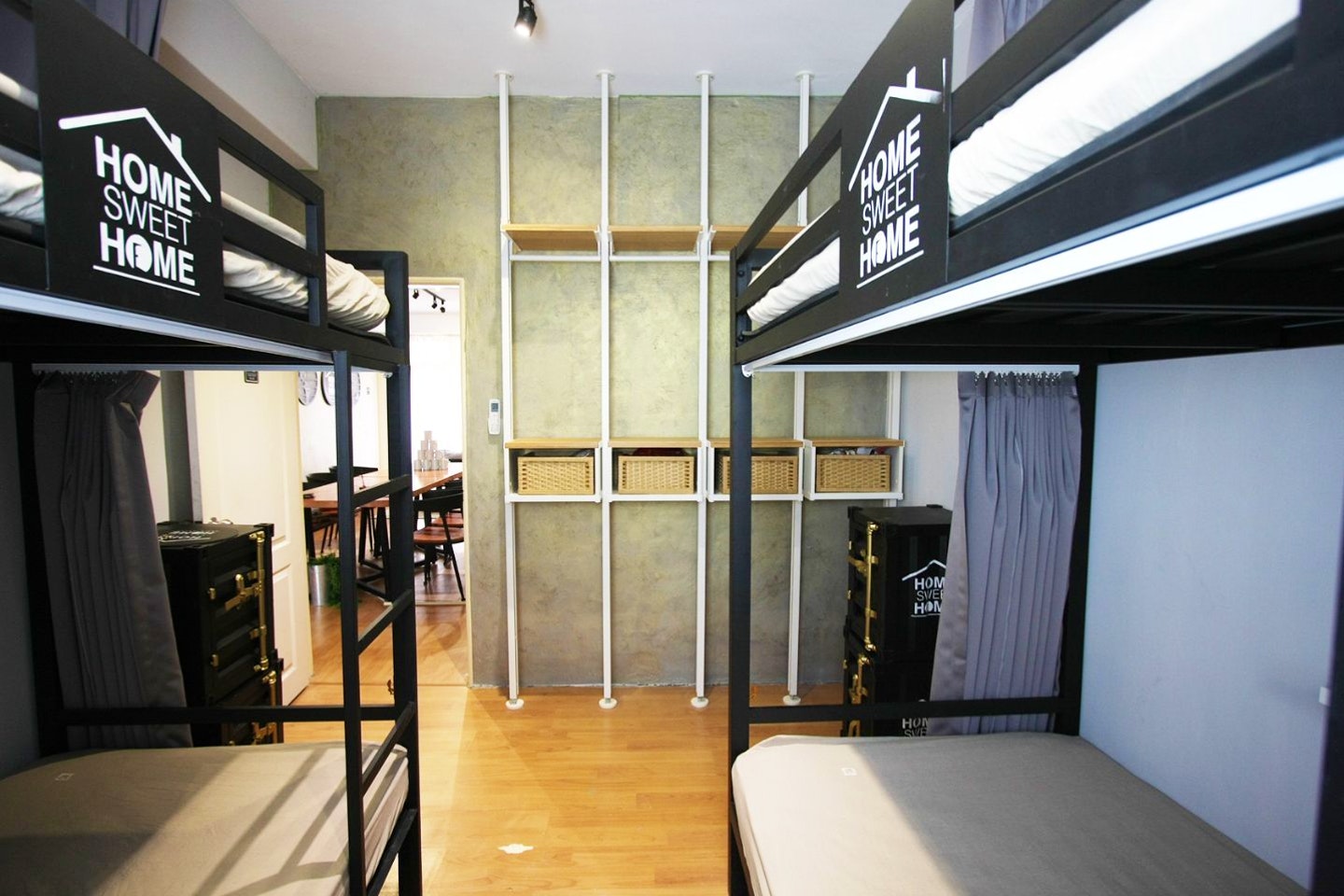  Bed In 4-Bed Room  -  Plain Modern Styled Apt. w/ Workspace Home  - Gallery -  8