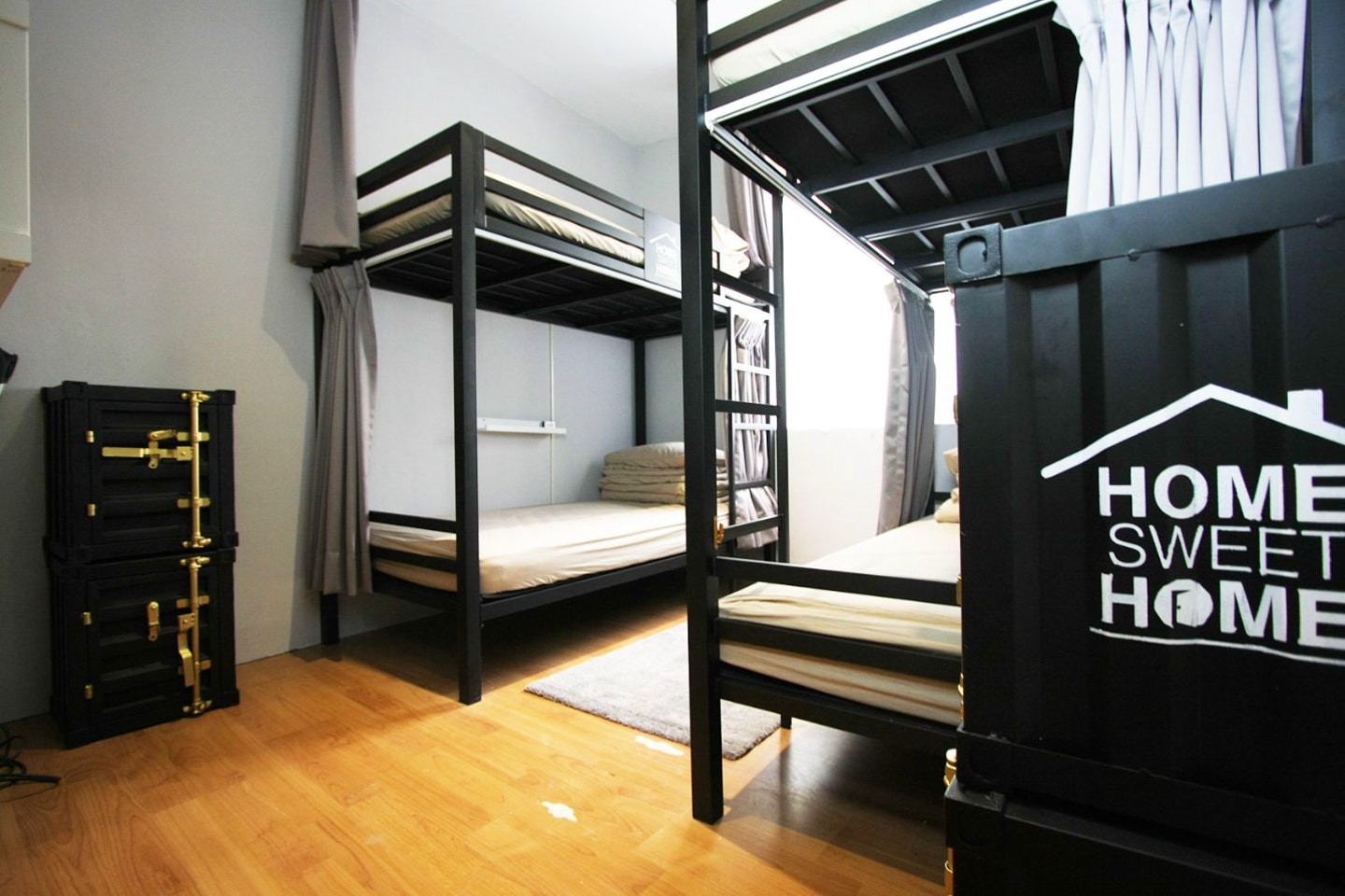  Bed In 4-Bed Room  -  Plain Modern Styled Apt. w/ Workspace Home  - Gallery -  9