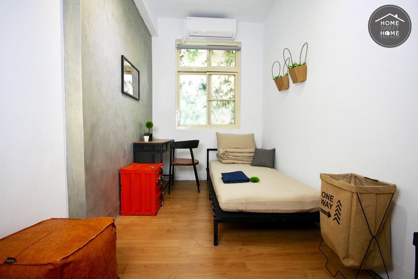  Private  -  Plain Modern Styled Apt. w/ Workspace Home  - Gallery -  1