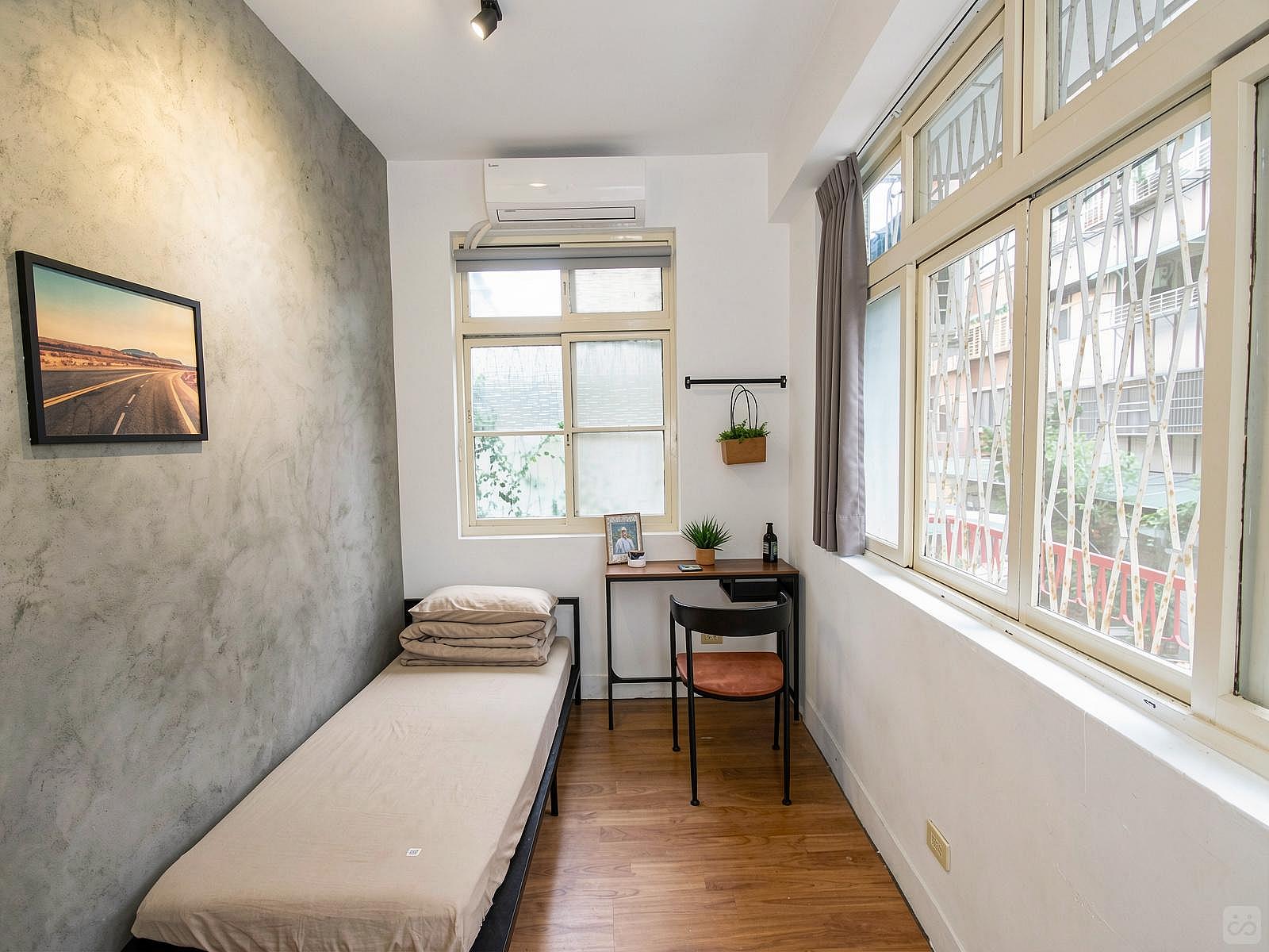  Private  -  Plain Modern Styled Apt. w/ Workspace Home  - Gallery -  59