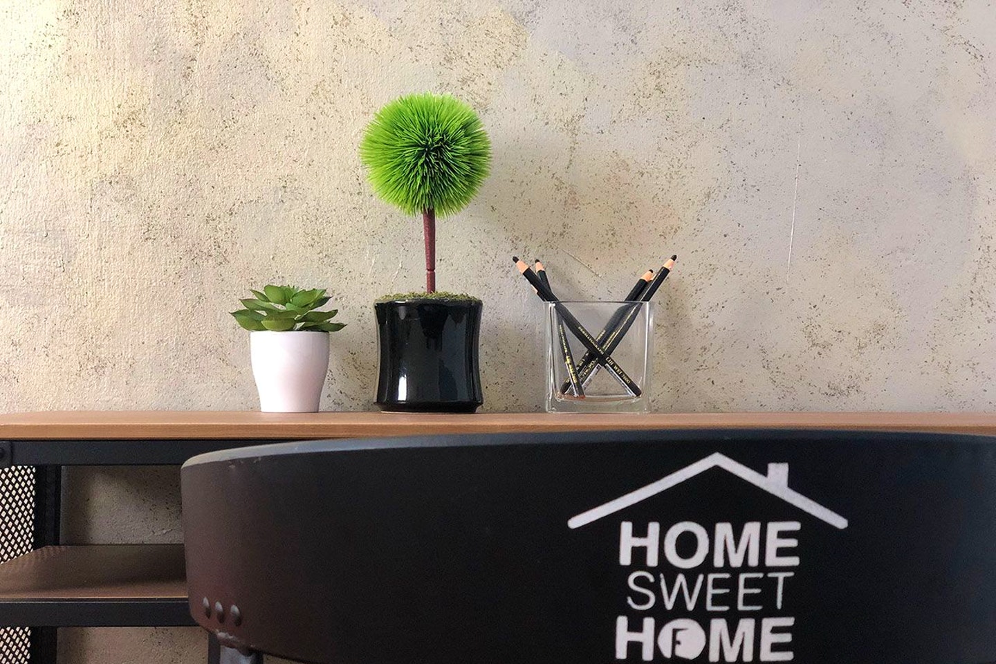  Private  -  Plain Modern Styled Apt. w/ Workspace Home  - Gallery -  9