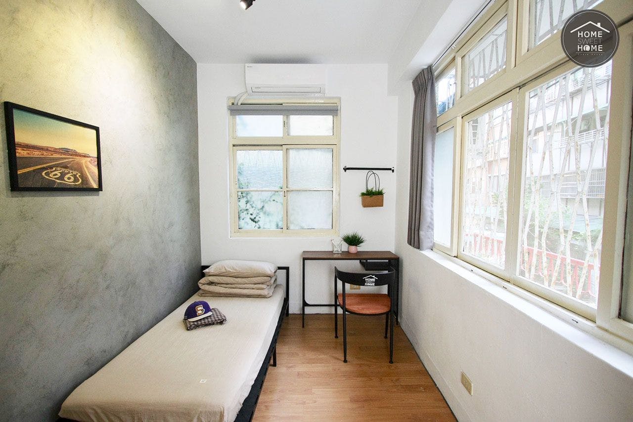  Private  -  Plain Modern Styled Apt. w/ Workspace Home  - Gallery -  14