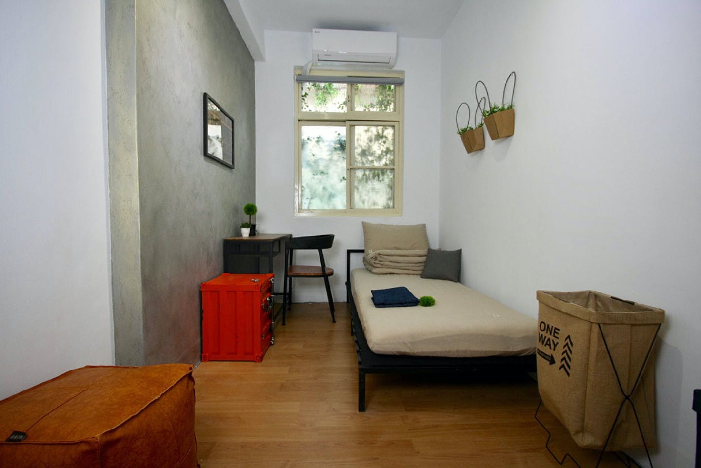  Private  -  Plain Modern Styled Apt. w/ Workspace Home  - Gallery -  26