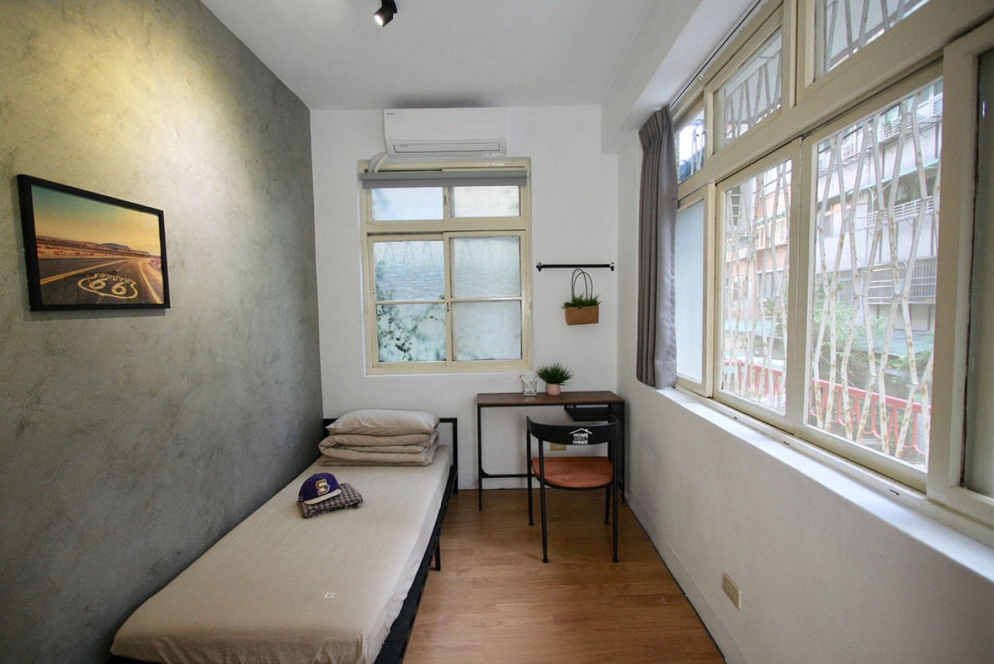  Private  -  Plain Modern Styled Apt. w/ Workspace Home  - Gallery -  39