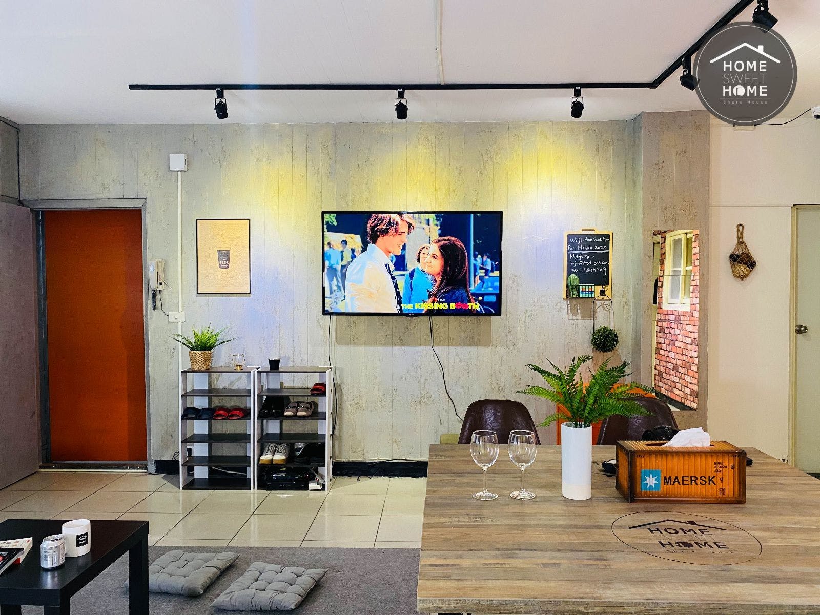 Austere Modern Styled Apt. w/ Workspace