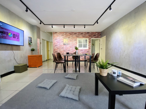 Austere Modern Styled Apt. w/ Workspace