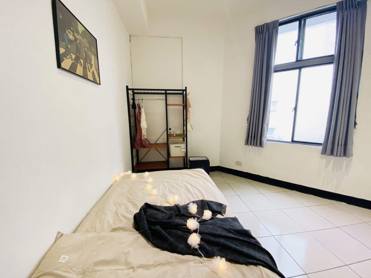  Private Room D  -  Austere Modern Styled Apt. w/ Workspace Home  - Gallery -  11