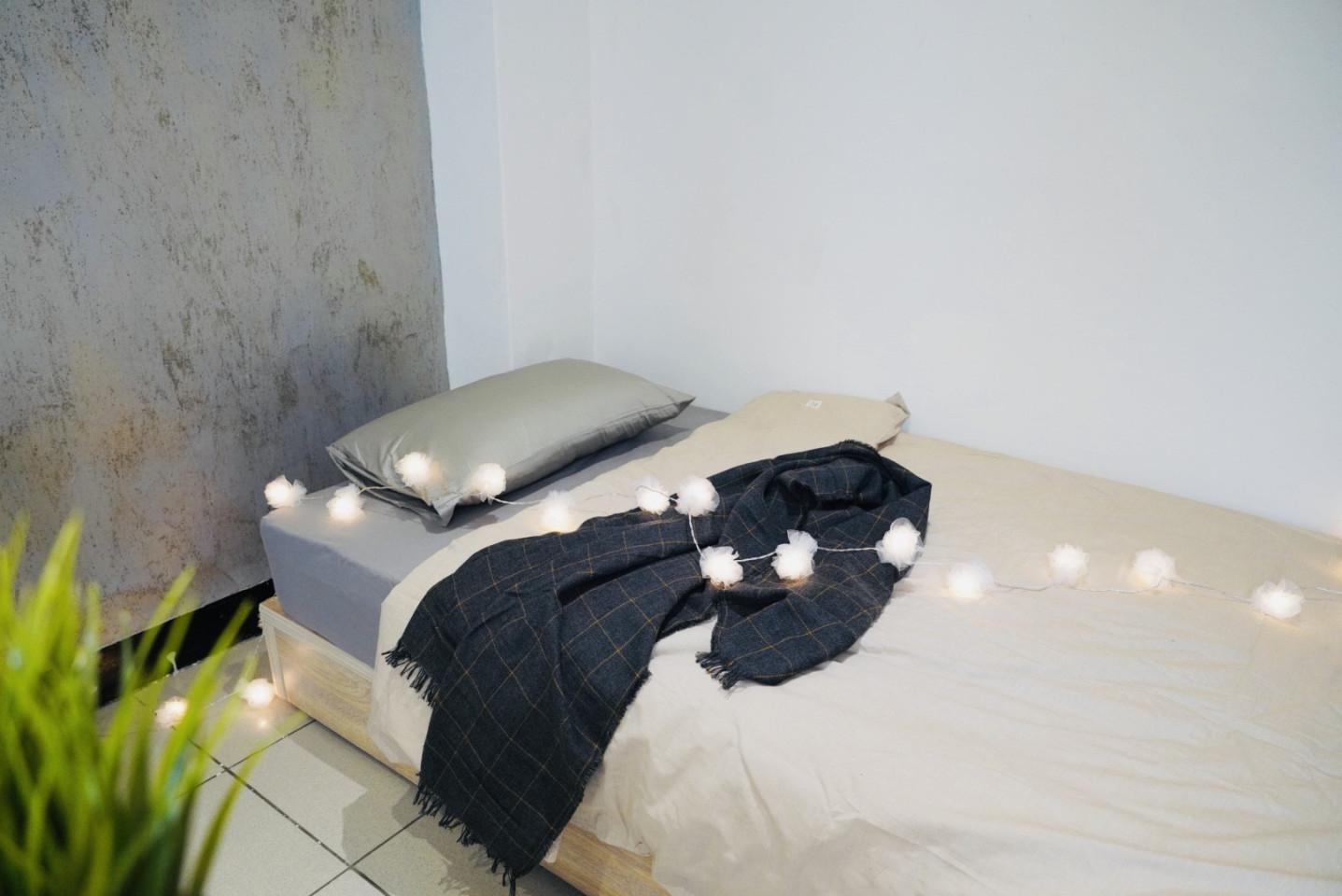  Private Room D  -  Austere Modern Styled Apt. w/ Workspace Home  - Gallery -  9