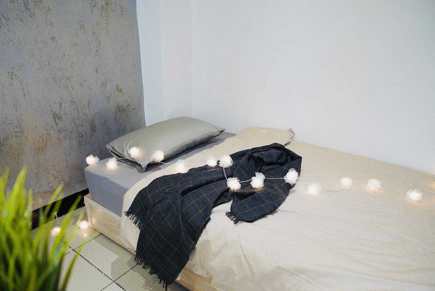  Private Room D  -  Austere Modern Styled Apt. w/ Workspace Home  - Gallery -  13